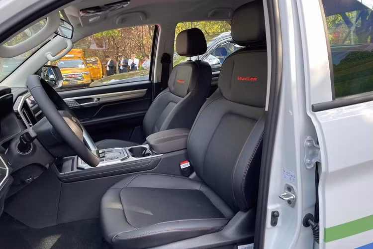 Chiếc xe JAC T9 Hunter mới được trang bị bảng đồng hồ màn hình màu LCD 7 inch, tích hợp hai bộ giao diện UI năng động là Dongfang Xianglong và Arctic Blue Light. Xe có vô lăng thể thao, không có chấu vát đáy, mang đến cảm giác như buồng lái phi thuyền.