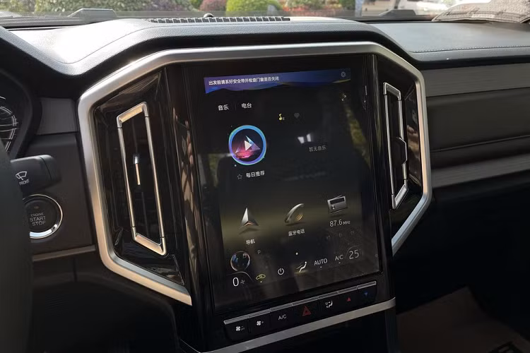 Về các cấu hình khác, tất cả các xe mới đều đạt tiêu chuẩn với đèn pha tự động, đèn chào mừng, đèn viền xung quanh, trần xe dệt kim cao cấp, ghế ngồi sang trọng kiểu Mỹ, logo thêu độc quyền, ghế trước sưởi ấm tự động, ghế chính điều chỉnh 6 hướng, tựa tay trung tâm hàng ghế trước tích hợp chức năng làm mát.