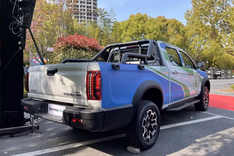 Bảng điều khiển chủ yếu được làm bằng vật liệu nhựa dẻo cao cấp, vật liệu phủ mềm có diện tích lớn và các tấm kết cấu hình học hình kim cương, với các tấm trang trí được chải màu xám lạc đà cùng các cửa thoát khí sơn đen đàn piano chạm khắc trên cửa sổ.