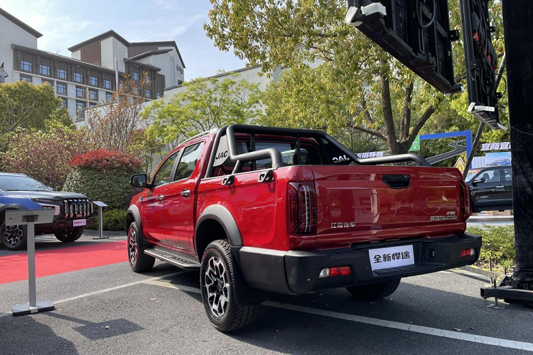 Cuối cùng là chức năng đỗ xe tự động Autohold, hệ thống lái điện tử EPS trang bị tiêu chuẩn 3 chế độ điều khiển vô lăng giúp đánh lái nhẹ nhàng, chính xác. Xe có góc tiếp cận 30°, góc thoát 23° và góc vượt dọc 26°, khoảng sáng gầm xe cực cao hơn 230 mm và bộ lốp địa hình AT 18 inch, mang đến khả năng lội nước tối đa gần 1 m.