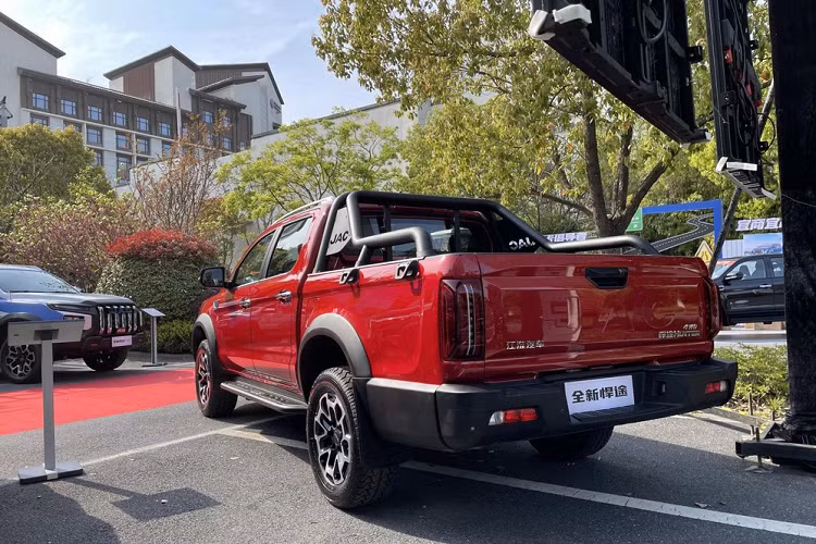 Cuối cùng là chức năng đỗ xe tự động Autohold, hệ thống lái điện tử EPS trang bị tiêu chuẩn 3 chế độ điều khiển vô lăng giúp đánh lái nhẹ nhàng, chính xác. Xe có góc tiếp cận 30°, góc thoát 23° và góc vượt dọc 26°, khoảng sáng gầm xe cực cao hơn 230 mm và bộ lốp địa hình AT 18 inch, mang đến khả năng lội nước tối đa gần 1 m.