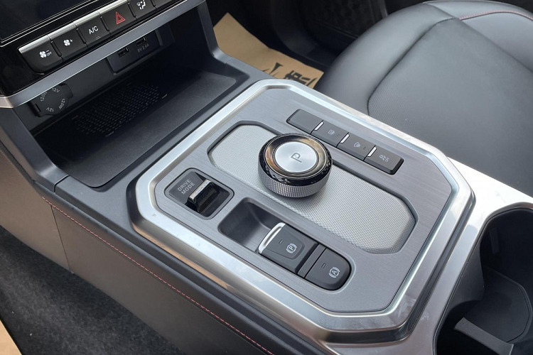 Còn JAC T9 Hunter được trang bị động cơ diesel 2.0CTI mới của Ankang Technology với công suất tối đa 168 mã lực và mô-men xoắn cực đại 410 Nm. Toàn bộ dòng xe được trang bị hộp số 8AT. Chiếc xe mới sử dụng hệ dẫn động bốn bánh bán thời gian điều khiển điện tử của BorgWarner và khóa vi sai cơ học của Eaton, nhờ đó mà giúp chiếc xe thoát khỏi sự cố một cách hiệu quả trong điều kiện đường xá khắc nghiệt.