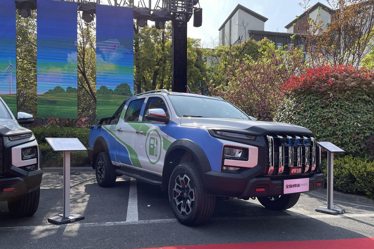 Vào ngày 10/4 vừa qua, hãng JAC, thương hiệu được người Việt biết nhiều đến các dòng xe tải, đã chính thức công bố thêm 1 mẫu xe bán tải cực chất mới được phát hành, đó chính là JAC T9 Hunter 2023 mới. Chiếc xe mới dựa trên nền tảng xe bán tải thùng rộng từ trung bình đến lớn của JAC.