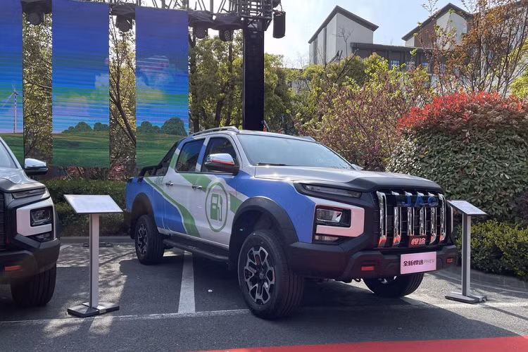 Vào ngày 10/4 vừa qua, hãng JAC, thương hiệu được người Việt biết nhiều đến các dòng xe tải, đã chính thức công bố thêm 1 mẫu xe bán tải cực chất mới được phát hành, đó chính là JAC T9 Hunter 2023 mới. Chiếc xe mới dựa trên nền tảng xe bán tải thùng rộng từ trung bình đến lớn của JAC.