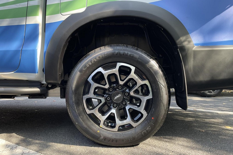 Mẫu xe này có kích thước bao gồm chiều dài 5.330 mm, rộng 1.965 mm và cao 1.920 mm (H) và chiều dài cơ sở 3.110 mm. JAC T9 Hunter 2023 được trang bị thùng hàng dài 1,81 m, có khả năng chuyên chở mạnh mẽ hơn các sản phẩm xe bán tải khác của JAC.