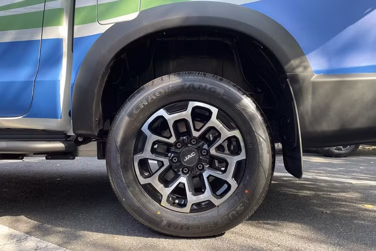 Mẫu xe này có kích thước bao gồm chiều dài 5.330 mm, rộng 1.965 mm và cao 1.920 mm (H) và chiều dài cơ sở 3.110 mm. JAC T9 Hunter 2023 được trang bị thùng hàng dài 1,81 m, có khả năng chuyên chở mạnh mẽ hơn các sản phẩm xe bán tải khác của JAC.