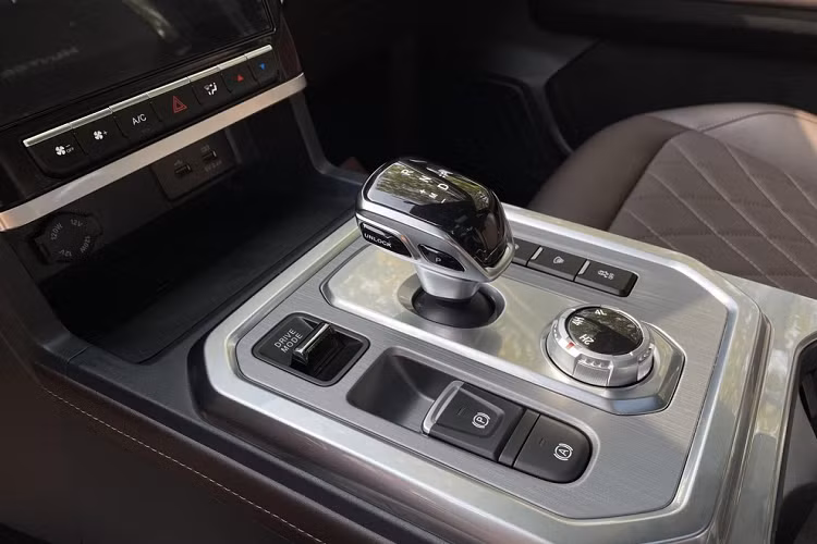 Về sức mạnh, chiếc xe JAC T9 Hunter mới được trang bị động cơ xăng, dầu, plug-in hybrid và cả xe điện thuần túy. Công bố từ hãng cho biết, xe xăng Blue Whale 2.0TGDI với công suất tối đa 228 mã lực và mô-men xoắn cực đại 380 Nm.