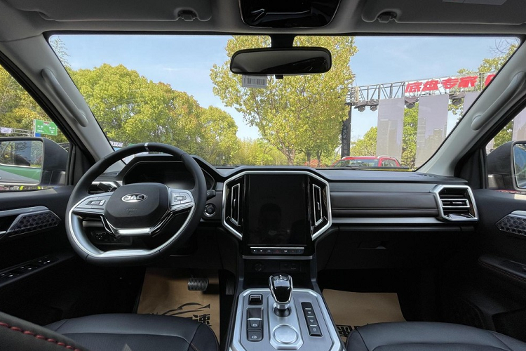 Màn hình cảm ứng siêu lớn 10,4 inch, dựng dọc, tích hợp hệ thống điều khiển thông minh của toàn bộ xe, điện thoại di động có thể được kết nối với hệ thống xe thông qua ứng dụng Yilian và Haohanbang, nhờ đó mà có thể dễ dàng thực hiện các chức năng điều hướng bản đồ, âm nhạc, radio, video, thời tiết và điều hướng chế độ kép Beidou và GPS theo thời gian thực.