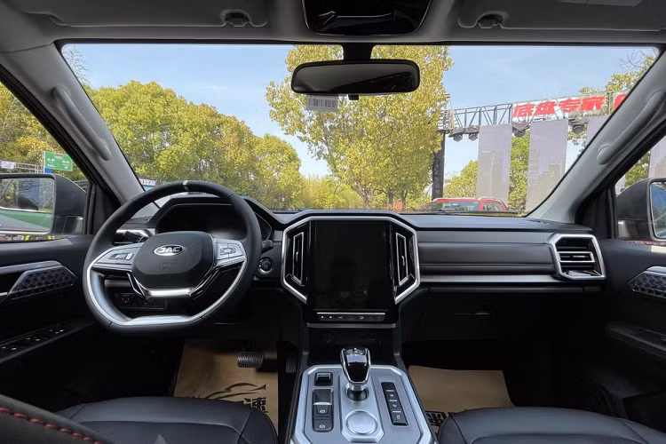 Màn hình cảm ứng siêu lớn 10,4 inch, dựng dọc, tích hợp hệ thống điều khiển thông minh của toàn bộ xe, điện thoại di động có thể được kết nối với hệ thống xe thông qua ứng dụng Yilian và Haohanbang, nhờ đó mà có thể dễ dàng thực hiện các chức năng điều hướng bản đồ, âm nhạc, radio, video, thời tiết và điều hướng chế độ kép Beidou và GPS theo thời gian thực.