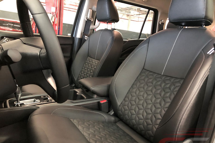 Nội thất của xe được bọc da sang trọng với chỉ khâu tương phản và những chi tiết ốp trang trí màu đen như nhắc nhở người dùng đây không phải là phiên bản thông thường của Nissan Terra.