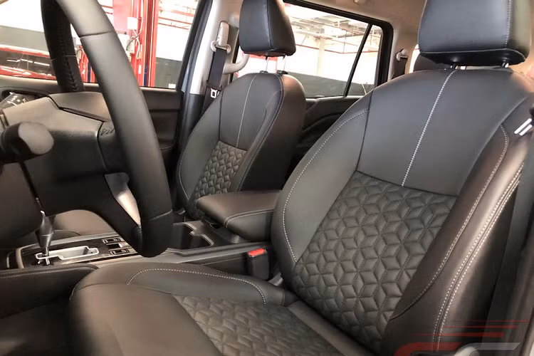 Nội thất của xe được bọc da sang trọng với chỉ khâu tương phản và những chi tiết ốp trang trí màu đen như nhắc nhở người dùng đây không phải là phiên bản thông thường của Nissan Terra.