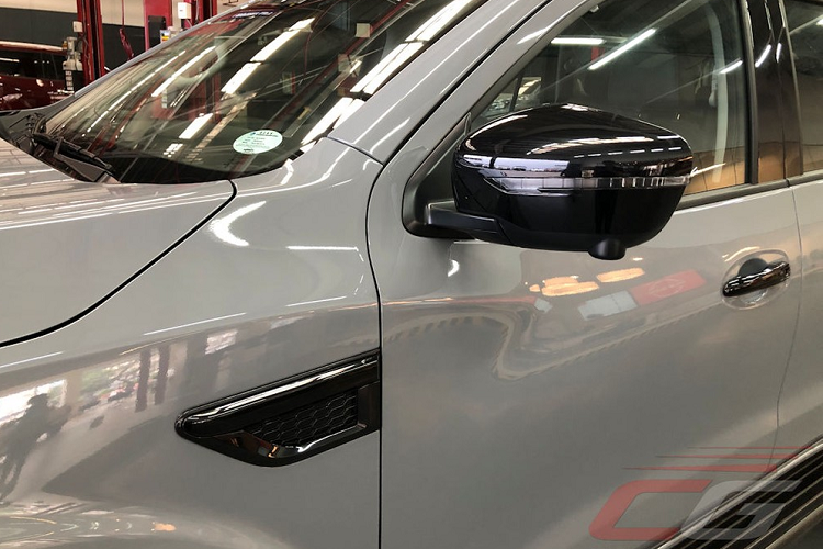 Ốp gương chiếu hậu, baga nóc, tay nắm cửa, khe gió giả sau chắn bùn trước, bệ bước chân, anten hình vây cá mập