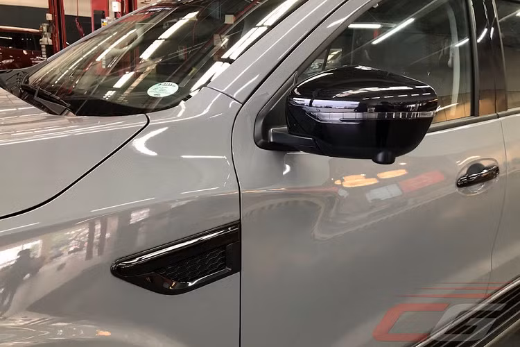 Ốp gương chiếu hậu, baga nóc, tay nắm cửa, khe gió giả sau chắn bùn trước, bệ bước chân, anten hình vây cá mập