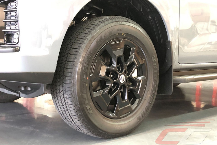 Ngoài ra, Nissan Terra Sport 2023 còn được bổ sung thiết kế vành la-zăng mới theo phong cách thể thao hơn. Bộ vành này có đường kính 18 inch với thiết kế đa chấu khỏe khoắn.