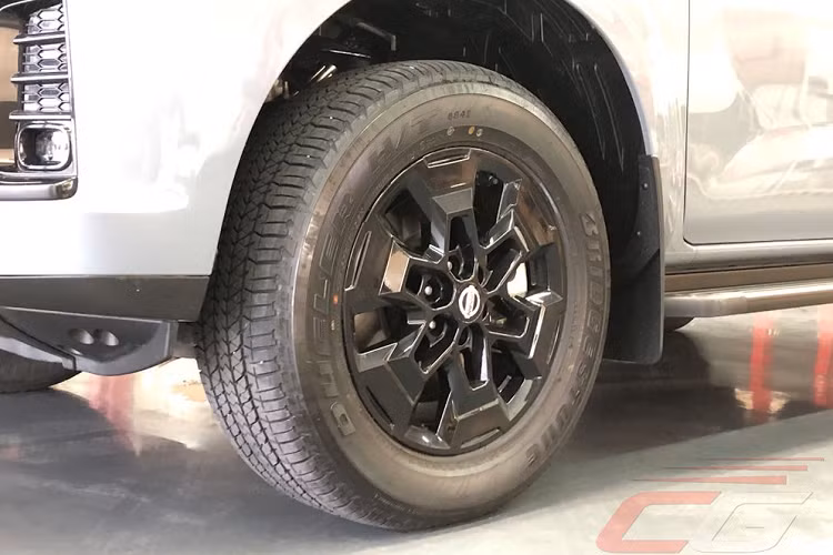 Ngoài ra, Nissan Terra Sport 2023 còn được bổ sung thiết kế vành la-zăng mới theo phong cách thể thao hơn. Bộ vành này có đường kính 18 inch với thiết kế đa chấu khỏe khoắn.