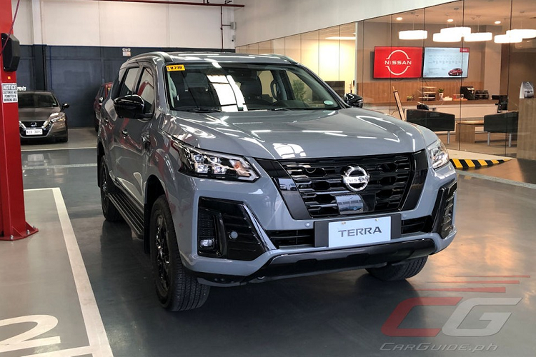 Được định vị là phiên bản cao cấp nhất trong dòng SUV cỡ D này, Nissan Terra Sport 2023 đi kèm đầy đủ trang bị. Theo đó, xe sở hữu đèn pha LED với tính năng tự động điều chỉnh luồng sáng cao/thấp và gương chiếu hậu gập điện.