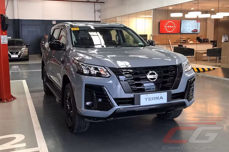 Được định vị là phiên bản cao cấp nhất trong dòng SUV cỡ D này, Nissan Terra Sport 2023 đi kèm đầy đủ trang bị. Theo đó, xe sở hữu đèn pha LED với tính năng tự động điều chỉnh luồng sáng cao/thấp và gương chiếu hậu gập điện.