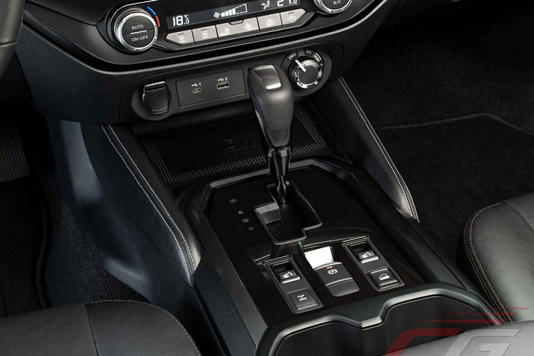 Động cơ đi với hộp số tự động 7 cấp với chế độ sang số tay, hệ dẫn động 1 cầu 4x2 hoặc 2 cầu 4x4. Riêng phiên bản 4x4 của xe sẽ có thêm khóa vi sai điện tử trên cầu sau và hệ thống gài cầu điện tử.