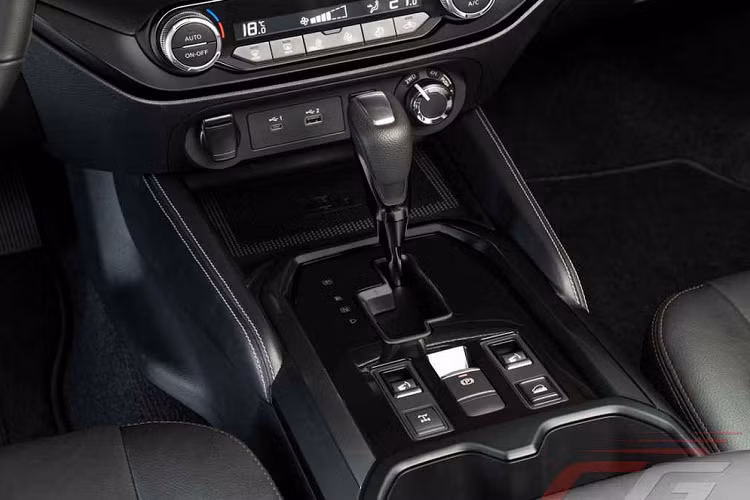 Động cơ đi với hộp số tự động 7 cấp với chế độ sang số tay, hệ dẫn động 1 cầu 4x2 hoặc 2 cầu 4x4. Riêng phiên bản 4x4 của xe sẽ có thêm khóa vi sai điện tử trên cầu sau và hệ thống gài cầu điện tử.