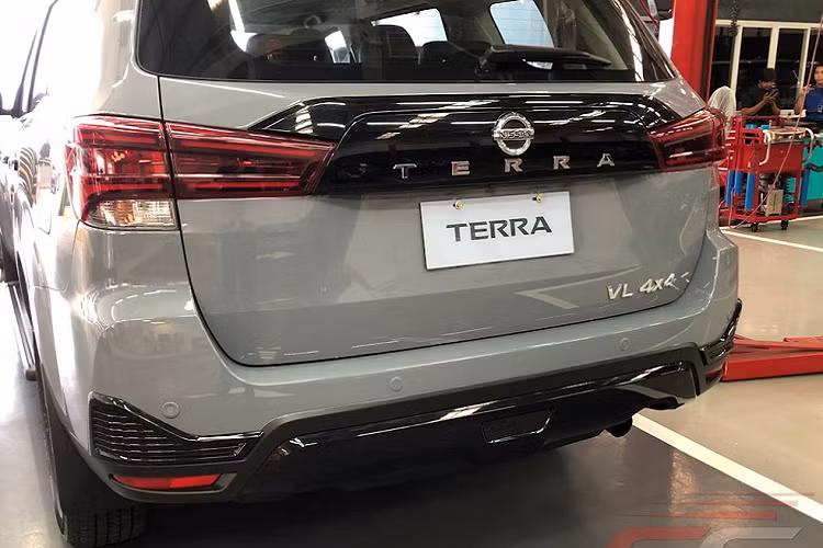 Điểm nhấn cuối cùng của Nissan Terra Sport 2023 ở thị trường Philippines là các tính năng an toàn chủ động ADAS, bao gồm cảnh báo tiền va chạm, phanh khẩn cấp tự động, cảnh báo khi người lái ngủ gật và cảnh báo lệch làn đường. Thêm vào đó là camera 360 độ, camera lùi, cảnh báo điểm mù, cảnh báo phương tiện cắt ngang khi lùi, cảnh báo áp suất lốp, cảm biến đỗ xe trước/sau, hỗ trợ khởi hành ngang dốc, hỗ trợ xuống dốc, hệ thống kiểm soát hành trình và 6 túi khí.