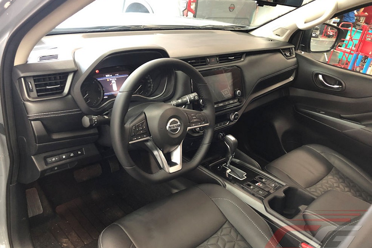 Được phát triển dựa trên Terra VL đang bán tại thị trường Philippines, Nissan Terra Sport 2023 sở hữu những trang bị nội thất như màn hình màu TFT 7 inch trong bảng đồng hồ, màn hình cảm ứng trung tâm 8 inch, hỗ trợ Apple CarPlay/Android Auto không dây, hệ thống âm thanh Bose 8 loa, màn hình 11 inch trên trần xe, tích hợp cổng HDMI, hệ thống điều hòa tự động 2 vùng với cửa gió dành cho hàng ghế sau, ghế trước không trọng lực, sạc không dây và cổng USB phía sau.