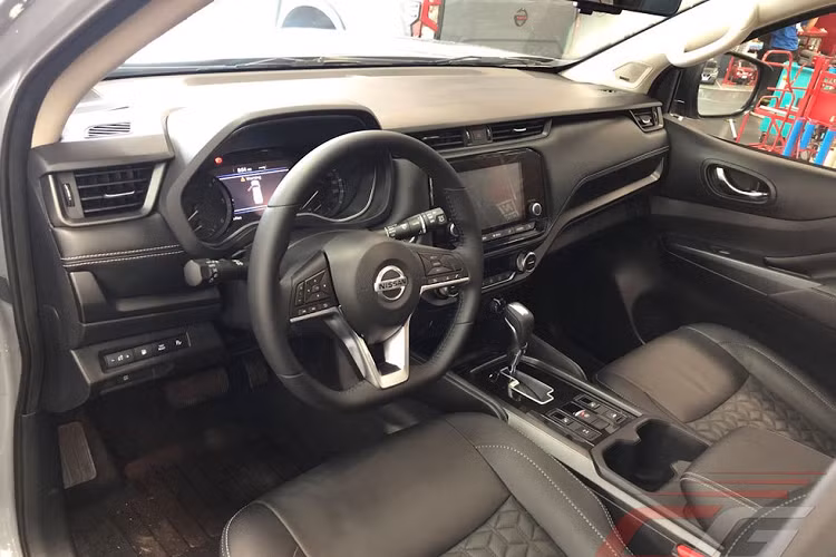 Được phát triển dựa trên Terra VL đang bán tại thị trường Philippines, Nissan Terra Sport 2023 sở hữu những trang bị nội thất như màn hình màu TFT 7 inch trong bảng đồng hồ, màn hình cảm ứng trung tâm 8 inch, hỗ trợ Apple CarPlay/Android Auto không dây, hệ thống âm thanh Bose 8 loa, màn hình 11 inch trên trần xe, tích hợp cổng HDMI, hệ thống điều hòa tự động 2 vùng với cửa gió dành cho hàng ghế sau, ghế trước không trọng lực, sạc không dây và cổng USB phía sau.