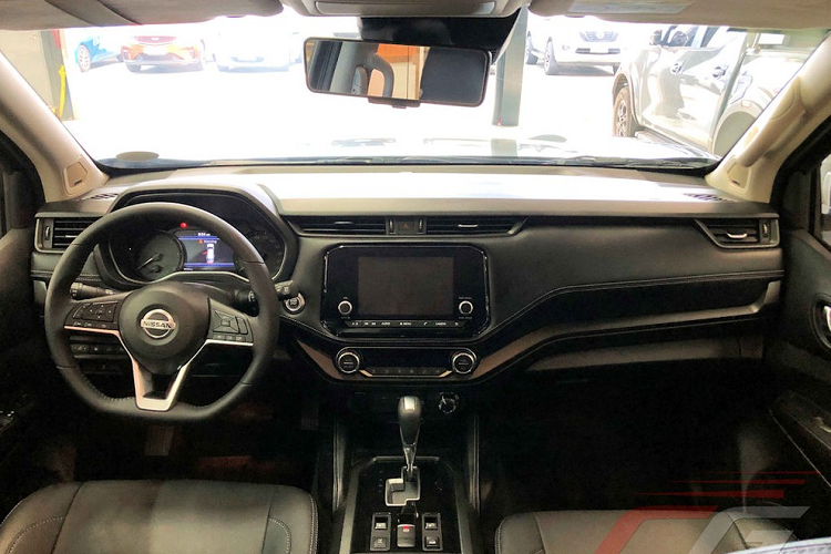 Tương tự ngoại thất, nội thất của Nissan Terra Sport 2023 cũng được thiết kế theo tông màu đen chủ đạo.