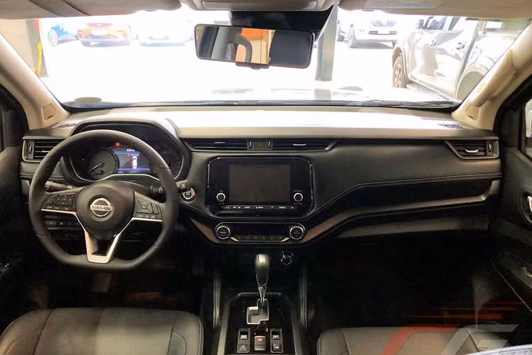 Tương tự ngoại thất, nội thất của Nissan Terra Sport 2023 cũng được thiết kế theo tông màu đen chủ đạo.