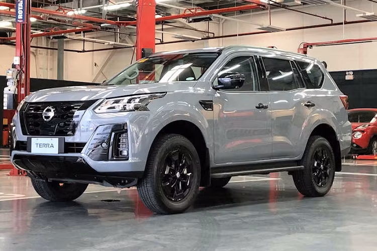 Nissan Terra là mẫu SUV cỡ trung khá phổ biến tại thị trường Philippines. Để tăng thêm sức hấp dẫn cho mẫu SUV cỡ D này, hãng đã tung ra phiên bản đặc biệt mới mang tên Nissan Terra Sport 2023 mới ở đây.