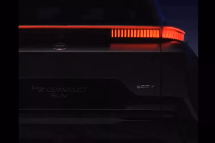 Nếu đúng như vậy, mẫu xe mới sẽ được định vị ở phân khúc SUV cỡ nhỏ, lớn hơn Corolla Cross và nhỏ hơn RAV4. Nếu giống với mẫu bZ Compact concept, xe sẽ có ngoại hình khá hầm hố và cá tính. Thiết kế của xe sẽ phần nào tương đồng với “người anh em” Toyota C-HR.