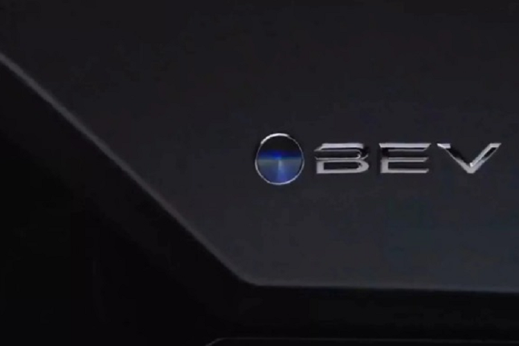 Nhiều khả năng đây chính là mẫu Toyota bZ Compact SUV bản thương mại - một mẫu SUV điện ý tưởng được Toyota ra mắt vào tháng 11/2022. Dự kiến, mẫu xe mới này sẽ có tên Toyota bZ3X.