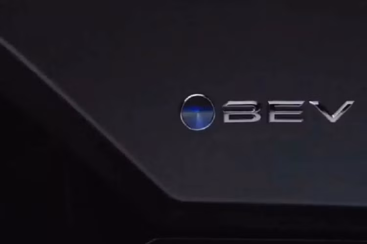 Nhiều khả năng đây chính là mẫu Toyota bZ Compact SUV bản thương mại - một mẫu SUV điện ý tưởng được Toyota ra mắt vào tháng 11/2022. Dự kiến, mẫu xe mới này sẽ có tên Toyota bZ3X.