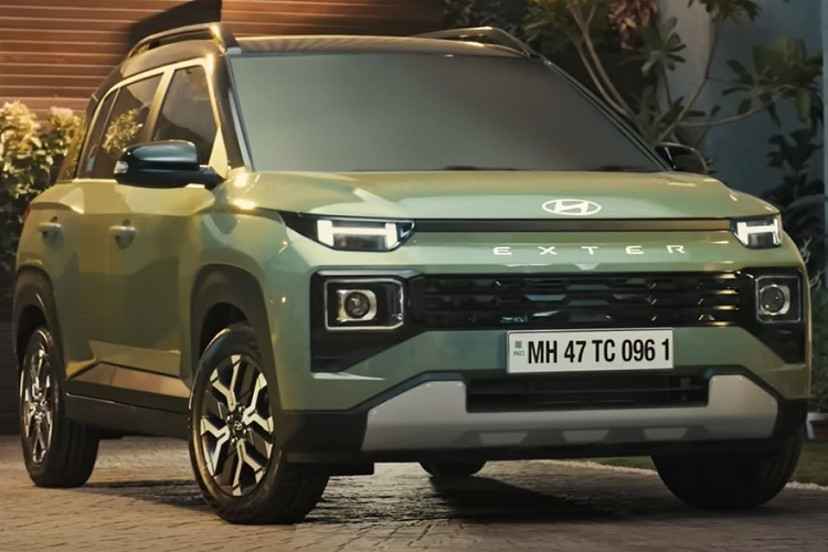 Hiện thiết kế ngoại thất của mẫu SUV hạng A nhà Hyundai đã không còn là bí ẩn. Qua hàng loạt hình ảnh do hãng Hyundai công bố trong thời gian qua, có thể thấy mẫu xe này sở hữu một số nét thiết kế tương tự đàn anh Santa Fe thế hệ mới như dải đèn LED định vị ban ngày và đèn hậu LED hình chữ "H". Trong khi đó, đèn pha của xe được đặt bên dưới, trong hốc hình chữ nhật và nằm hai bên lưới tản nhiệt. Lưới tản nhiệt này có thiết kế thẳng đứng và sơn màu đen.