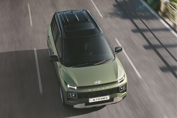 Ngoài ra, những hình ảnh do hãng Hyundai tung ra trước đó cho thấy mẫu SUV hạng A này có cả cửa sổ trời một mảnh chỉnh điện và camera hành trình với 2 camera trước/sau xe. Hình ảnh do camera thu lại sẽ được hiển thị qua màn hình LCD 2,31 inch đi kèm. Camera hành trình này có thể kết nối với điện thoại thông minh qua ứng dụng để người dùng có thể dễ dàng xem lại hoặc chia sẻ khi cần.