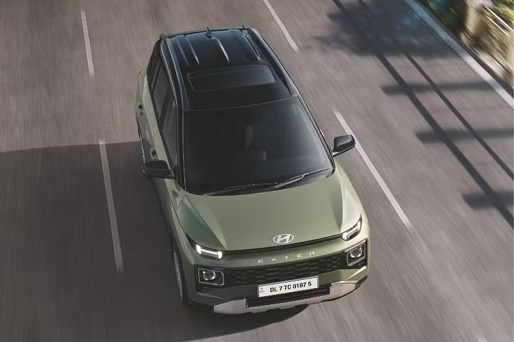 Ngoài ra, những hình ảnh do hãng Hyundai tung ra trước đó cho thấy mẫu SUV hạng A này có cả cửa sổ trời một mảnh chỉnh điện và camera hành trình với 2 camera trước/sau xe. Hình ảnh do camera thu lại sẽ được hiển thị qua màn hình LCD 2,31 inch đi kèm. Camera hành trình này có thể kết nối với điện thoại thông minh qua ứng dụng để người dùng có thể dễ dàng xem lại hoặc chia sẻ khi cần.