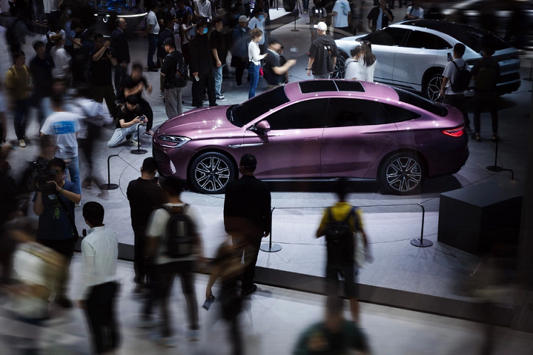 Ủy ban châu Âu (EC) gần đây đã tiết lộ kế hoạch điều tra chống trợ cấp đối với xe điện nhập khẩu từ Trung Quốc. Liên minh châu Âu (EU) có thể sẽ áp dụng một số biện pháp hạn chế, gây khó cho ôtô Trung Quốc xuất khẩu sang thị trường này. Đã có ý kiến lo ngại rằng các biện pháp này sẽ làm suy giảm sức sáng tạo và cạnh tranh của các công ty châu Âu.