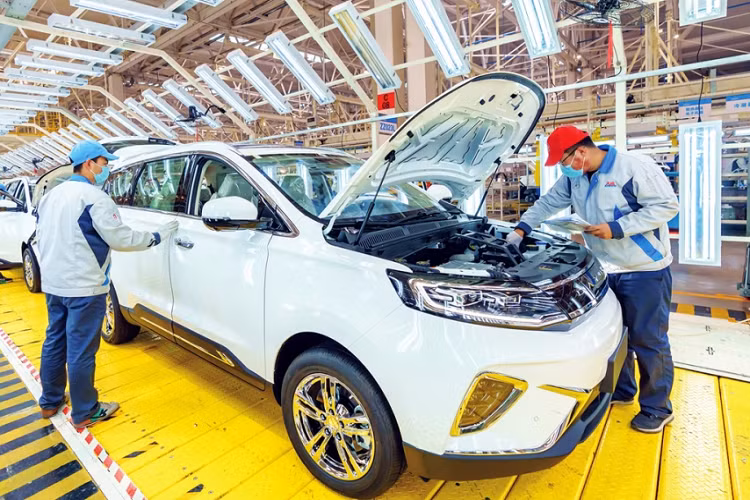 Sản lượng xuất khẩu ôtô của Trung Quốc dự kiến sẽ tiếp tục tăng trưởng mạnh trong năm 2023. Có hai lý do chính giúp Trung Quốc “thống trị” thị trường này, đó là do các lệnh trừng phạt của các nước phương Tây đối với Nga khiến xuất khẩu ôtô của Trung Quốc sang Nga tăng vọt. Thứ hai là nhu cầu toàn cầu về xe điện đang tăng lên và Trung Quốc hiện đang là nhà sản xuất pin điện và xe điện rất lớn mạnh.