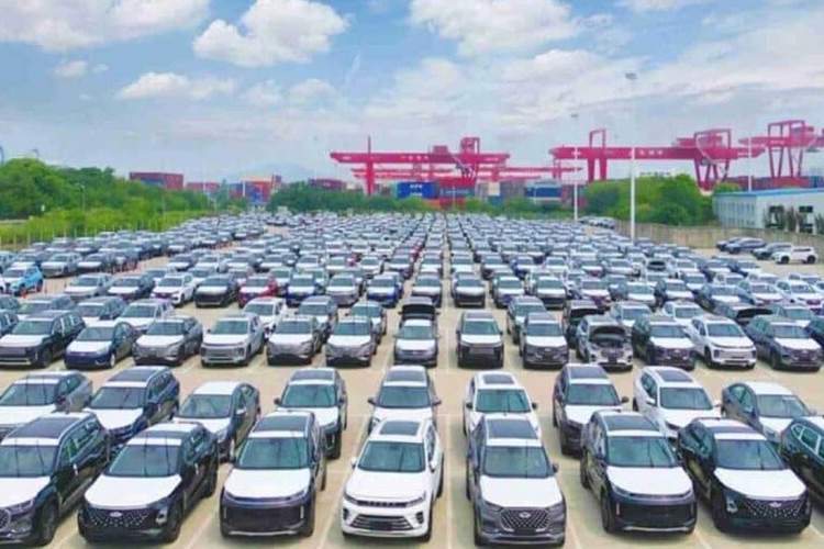 Chỉ riêng tháng 8 năm 2023, Trung Quốc đã xuất khẩu 80.000 xe sang Nga, tăng 1.340% so với cùng kỳ năm ngoái, dù ghi nhận mức giảm 15% so với tháng 7/2023. Xe tải hạng nặng và máy kéo là những mẫu xe đã thúc đẩy đáng kể sự tăng trưởng này. Các nước Trung Á như Uzbekistan và Kyrgyzstan cũng trở thành tâm điểm mới cho Trung Quốc xuất khẩu ôtô.