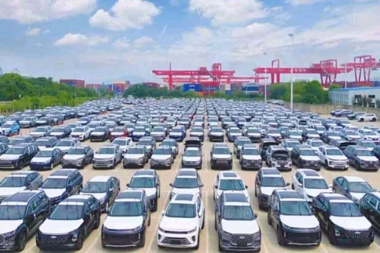 Chỉ riêng tháng 8 năm 2023, Trung Quốc đã xuất khẩu 80.000 xe sang Nga, tăng 1.340% so với cùng kỳ năm ngoái, dù ghi nhận mức giảm 15% so với tháng 7/2023. Xe tải hạng nặng và máy kéo là những mẫu xe đã thúc đẩy đáng kể sự tăng trưởng này. Các nước Trung Á như Uzbekistan và Kyrgyzstan cũng trở thành tâm điểm mới cho Trung Quốc xuất khẩu ôtô.