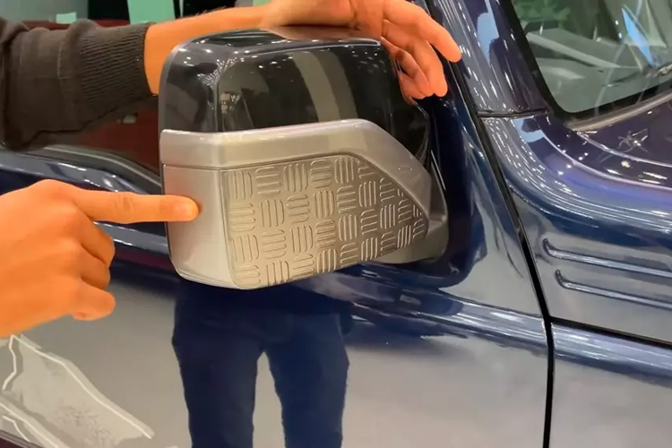 Bên trong xe, Suzuki Jimny Thunder Edition cũng có một số thay đổi đáng chú ý như ghế bọc da phối 2 màu đen - nâu. Tay nắm trên tapi cửa và trên mặt táp-lô đều được bọc da màu nâu.