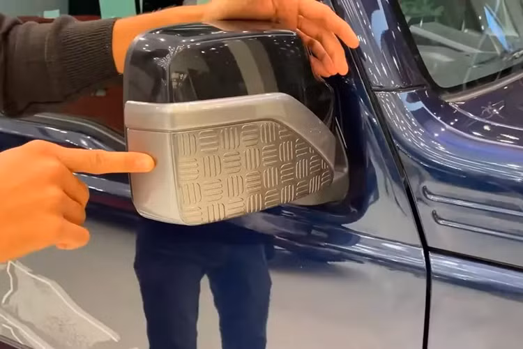 Bên trong xe, Suzuki Jimny Thunder Edition cũng có một số thay đổi đáng chú ý như ghế bọc da phối 2 màu đen - nâu. Tay nắm trên tapi cửa và trên mặt táp-lô đều được bọc da màu nâu.