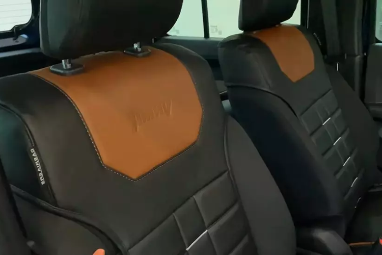 Xe vẫn có đèn pha LED, vành 15 inch, lốp dự phòng nằm trên cửa cốp, điều hòa tự động, màn hình cảm ứng trung tâm 9 inch hỗ trợ Apple CarPlay/Android Auto không dây, hệ thống thông tin giải trí SmartPlay Pro+, khởi động nút bấm, chìa khóa thông minh, 4 loa và hệ thống kiểm soát hành trình Cruise Control.