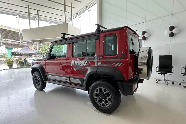 Suzuki Jimny hiện cũng đã xuất hiện tại đại lý ở Việt Nam nhưng chưa chính thức bán ra. Khác với xe ở Ấn Độ, Suzuki Jimny dành cho Việt Nam là bản 3 cửa và nhập khẩu nguyên chiếc từ Nhật Bản.