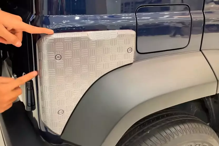 Tapi cửa còn có thêm họa tiết trang trí hình dãy núi hoặc rằn ri, tương ứng với tem bên ngoài xe. Trong khi đó, bệ cửa của xe được bổ sung logo "Jimny" tích hợp đèn. Những trang bị còn lại của Suzuki Jimny Thunder Edition không khác gì bản thường.