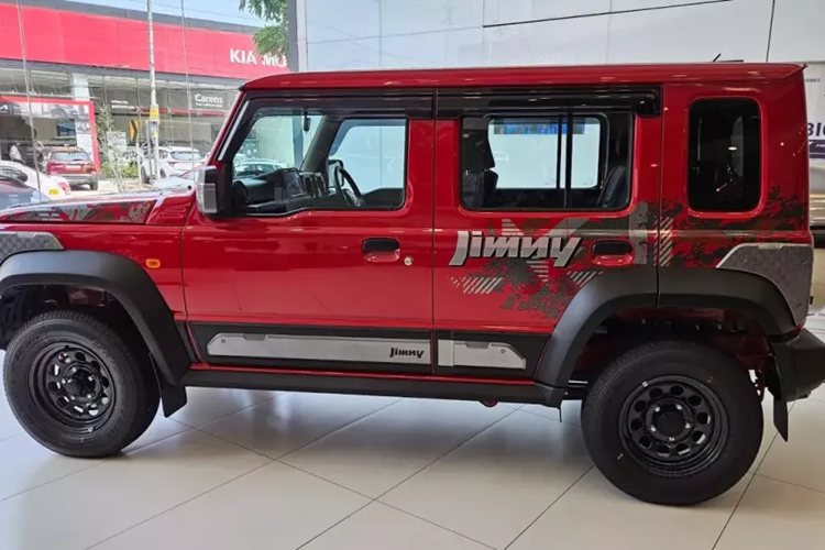 Tại thị trường Nam Á này, giá xe Suzuki Jimny Thunder Edition từ 1,074 triệu Rupee (khoảng 312 triệu đồng). So với bản thường, Suzuki Jimny Thunder Edition rẻ hơn 200.000 Rupee (khoảng 58 triệu đồng).