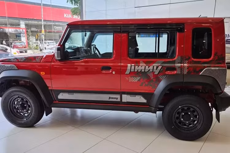 Tại thị trường Nam Á này, giá xe Suzuki Jimny Thunder Edition từ 1,074 triệu Rupee (khoảng 312 triệu đồng). So với bản thường, Suzuki Jimny Thunder Edition rẻ hơn 200.000 Rupee (khoảng 58 triệu đồng).
