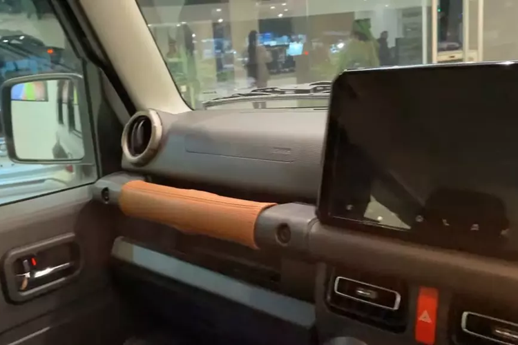 Nằm bên dưới nắp ca-pô của Suzuki Jimny Thunder Edition tiếp tục là động cơ xăng 4 xi-lanh, hút khí tự nhiên, dung tích 1.5L quen thuộc. Động cơ cho công suất tối đa 105 mã lực và mô-men xoắn cực đại 136 Nm. Động cơ này kết hợp với hộp số sàn 5 cấp hoặc tự động 6 cấp cùng hệ dẫn động 4 bánh AllGrip Pro.