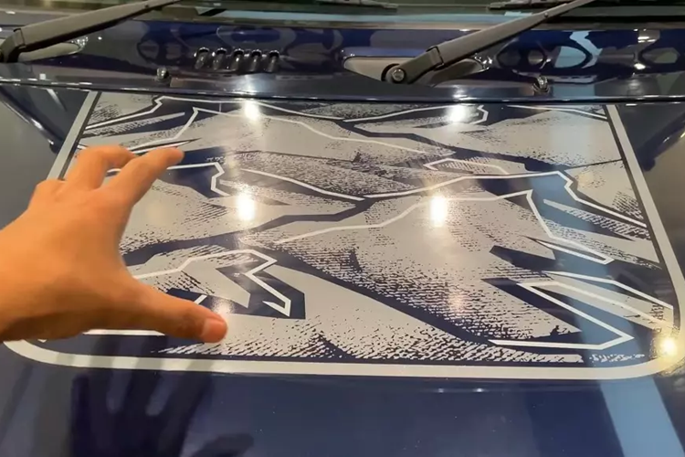 Bỏ ra số tiền trên, khách hàng Ấn Độ sẽ nhận về phiên bản có ngoại hình ấn tượng hơn của Suzuki Jimny 5 cửa. So với bản thường, mẫu xe SUV Suzuki Jimny Thunder Edition sở hữu hàng loạt thay đổi về mặt ngoại hình như tem mới trên nắp ca-pô và cửa. Hãng Suzuki có sẵn 2 kiểu tem khác nhau cho người mua lựa chọn.