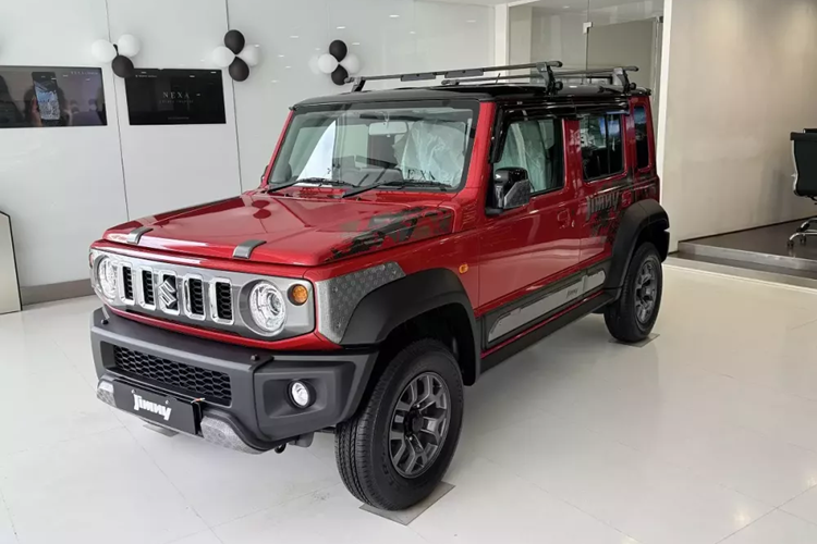 Theo nhân viên tư vấn bán hàng tại đại lý, giá tạm tính của Suzuki Jimny ở Việt Nam vào thời điểm này là khoảng 800 triệu đồng. Thời điểm chính thức bán ra của xe có thể là từ đầu năm sau.