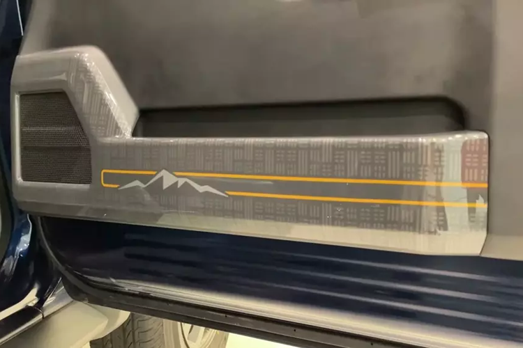 Cuối cùng là những trang bị an toàn như 6 túi khí, hệ thống chống bó cứng phanh ABS, phân phối lực phanh điện tử EBD, cân bằng điện tử, hỗ trợ khởi hành ngang dốc, hỗ trợ xuống dốc và camera lùi.